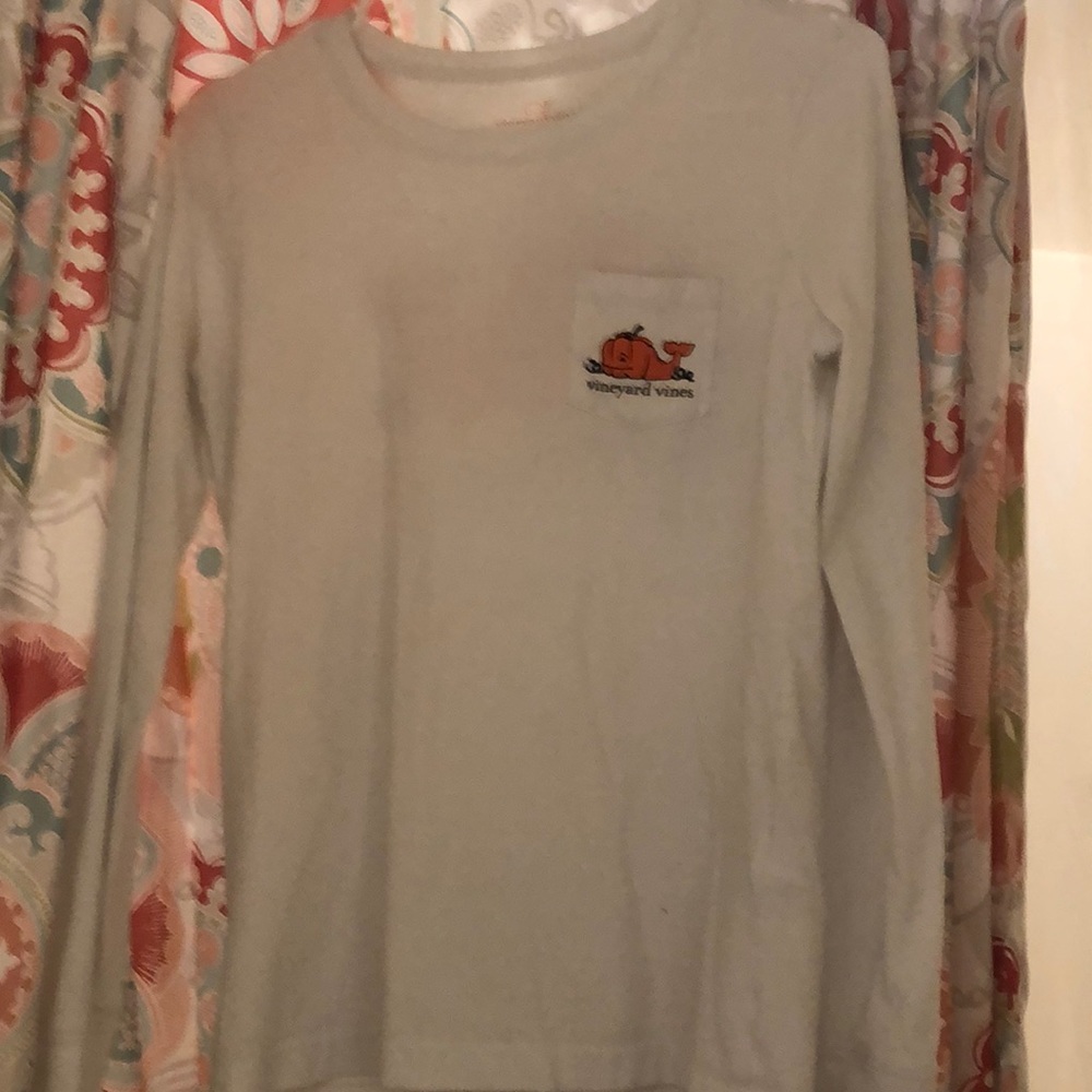 Lightly worn vineyard vines long sleeve top